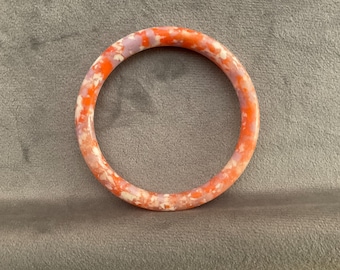 Vintage-Style Lucite Bangle – Marbled Orange & Purple Swirl – Retro Chunky Bracelet