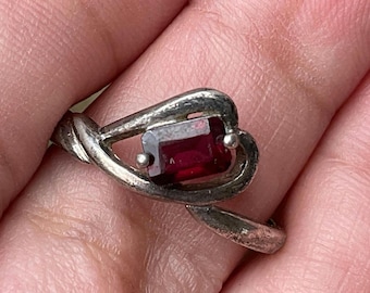 Sterling Silver Garnet Ring – Twisted Band Vintage Design – Size 7