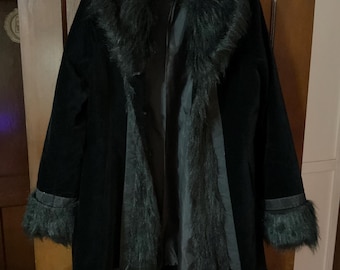 Vintage Black Velvet Coat with Faux Fur Trim and Embroidered Accents – Size Large