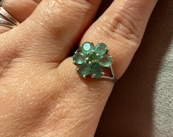 Vintage smaragdgroene clusterring met tsavoriet-granaat in het midden | Sterlingzilveren bloemenring | Maat 8–9