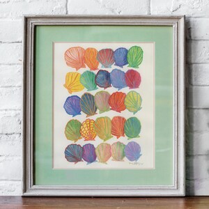 Pode incluir: Uma obra de arte emoldurada com uma coleção de ilustrações coloridas de conchas. As conchas são retratadas em várias tonalidades, incluindo laranja, azul, amarelo e verde, dispostas em um padrão de grade. A obra de arte é emoldurada em uma moldura branca.