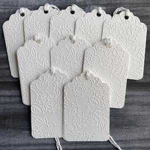 Étiquettes florales, Étiquettes blanches en relief, Fleurs, Printemps, Été, Étiquette faite main, Étiquette suspendue pré-enfilée, Scrapbooking, Étiquettes de faveur, Étiquettes en papier