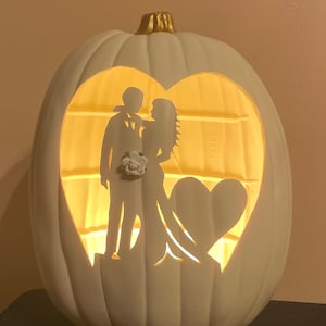 Novia y novio de 13” de color naranja o blanco suave, personalizados más altos o más bajos o de la misma altura