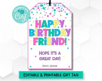 Pode incluir: Uma etiqueta de presente branca com borda rosa, com o texto "HAPPY BIRTHDAY FRIEND!" em letras coloridas. A etiqueta inclui a mensagem "HOPE IT'S A GREAT DAY!" e o nome "JENNIE". A etiqueta é decorada com estrelas.