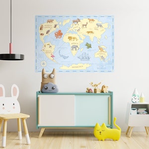 Carte vintage (couleur) | Sticker mural en tissu réutilisable respectueux de l'environnement | Peler et coller | Carte du vieux monde bleue pour enfants mignons + animaux | Décoration éducative