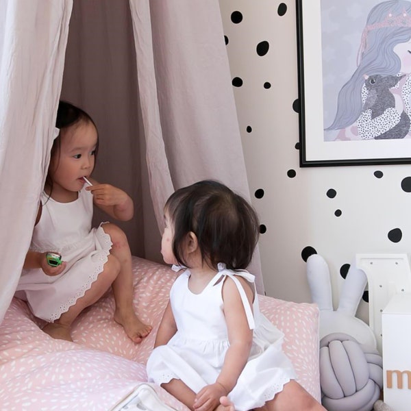 Handritade prickar | Väggdekaler i vinyl | Oregelbundna runda prickklistermärken | Set om 165 | Barnrumsinredning för pojkar och flickor