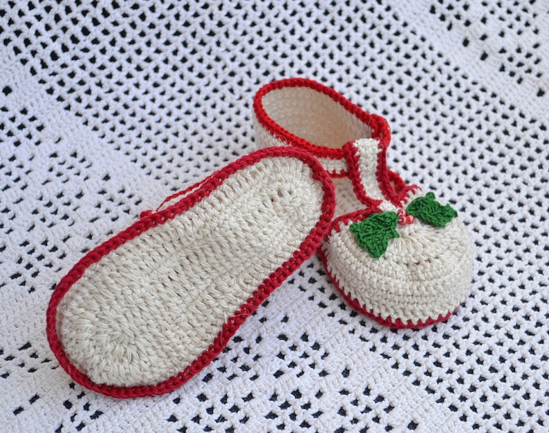 Thread crochet pattern for baby christmas booties, baby crochet booties, infant shoes, infant crochet christmas shoes, baby shoe pattern image 2