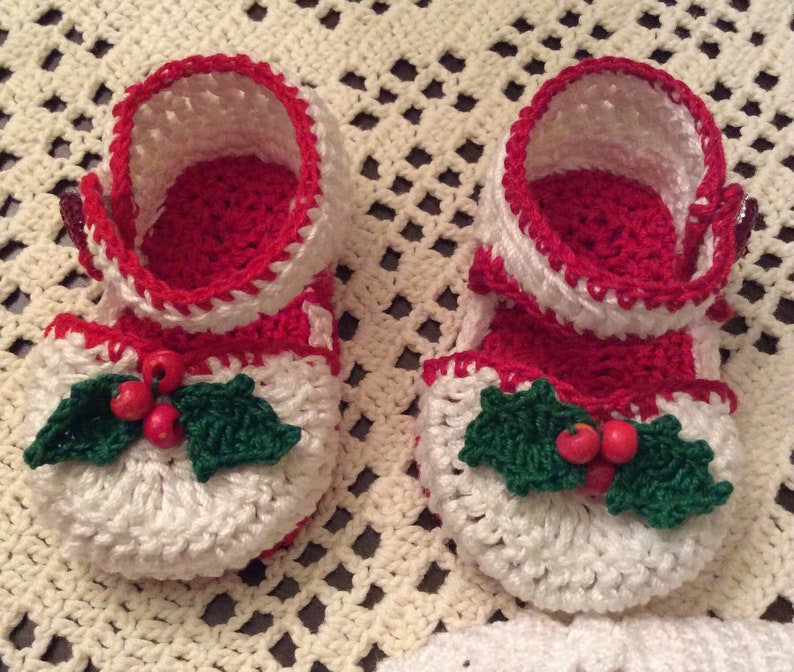 Thread crochet pattern for baby christmas booties, baby crochet booties, infant shoes, infant crochet christmas shoes, baby shoe pattern image 9