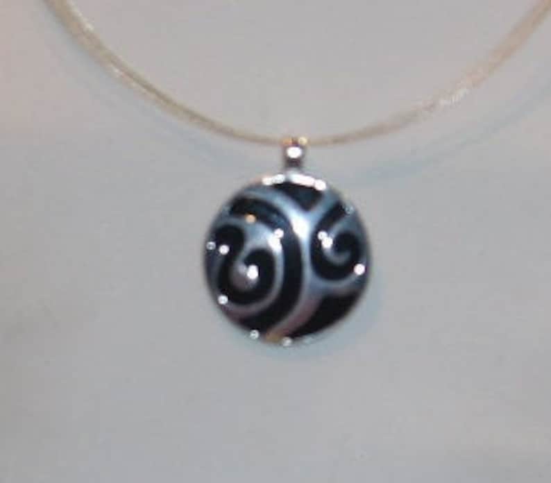 Free Shipping Vintage Silver and Black Round Pendant Necklace