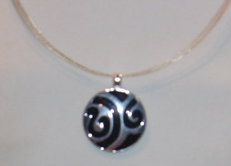 Free Shipping Vintage Silver and Black Round Pendant Necklace