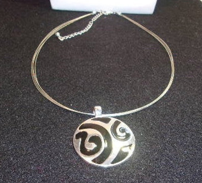 Free Shipping Vintage Silver and Black Round Pendant Necklace