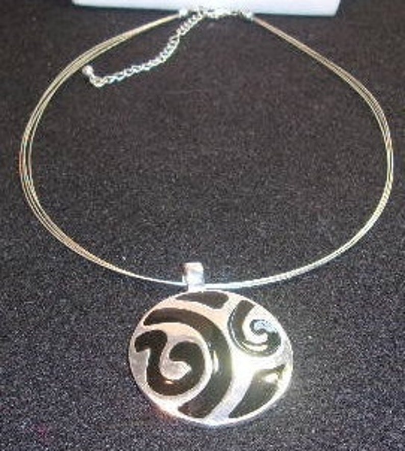 Free Shipping Vintage Silver and Black Round Pendant Necklace