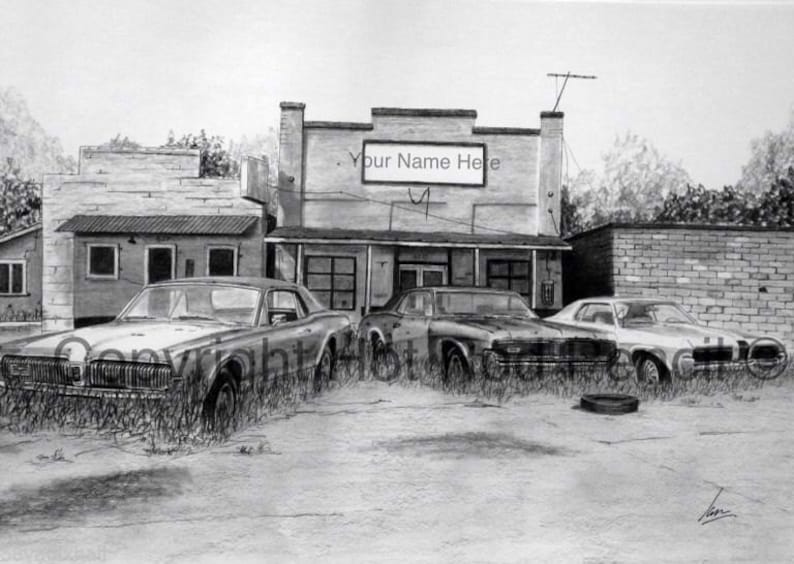 Op de afbeelding: Een zwart-witte potloodtekening van drie oldtimers geparkeerd voor een gebouw met de tekst "Your Name Here" boven de ingang. De auto's zijn allemaal klassieke Amerikaanse muscle cars, en het gebouw lijkt een ouderwetse winkel te zijn.
