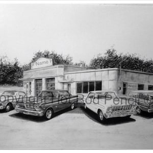 Op de afbeelding: Een zwart-witte potloodtekening van een vintage tankstation met drie klassieke Ford Falcons geparkeerd ervoor. Het tankstation heeft een bord met de tekst "Uw naam hier".