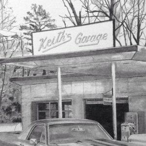 Op de afbeelding: Een zwart-witte potloodtekening van een vintage garage met een bord waarop "Keith's Garage" staat. Een klassieke auto, mogelijk een Chevrolet El Camino, staat voor de garage.