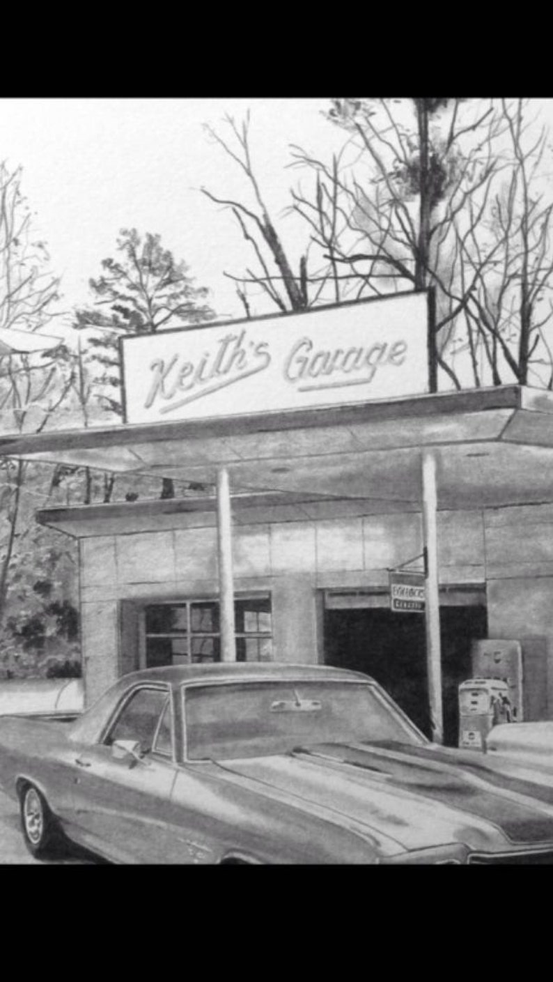 Op de afbeelding: Een zwart-witte potloodtekening van een vintage garage met een bord waarop "Keith's Garage" staat. Een klassieke auto, mogelijk een Chevrolet El Camino, staat voor de garage.