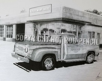 Op de afbeelding: Een zwart-witte potloodtekening van een vintage pick-up truck geparkeerd voor een garage. De truck heeft een houten laadbak en een "United Express Trucks" logo aan de zijkant. De garage heeft een bord met de tekst "Your Name Here".
