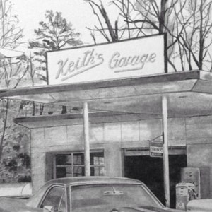 Op de afbeelding: Een zwart-witte tekening van een vintage garage met een bord waarop "Keith's Garage" staat. Een klassieke auto staat voor de garage.