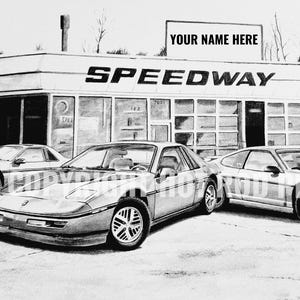 Op de afbeelding: Een zwart-witte tekening van een Speedway-tankstation met het nummer 79 op het bord. Er zijn drie auto's in de tekening, twee zijn Pontiac Firebirds en een is een Ford Mustang. De tekening is gesigneerd met "Your Name Here".
