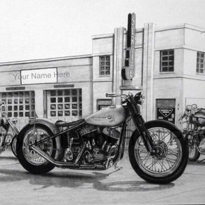 Op de afbeelding: Een zwart-witte tekening van een vintage motorfiets geparkeerd voor een gebouw met een "SERVICE"-bord. Het gebouw heeft een bord met de tekst "Your Name Here".