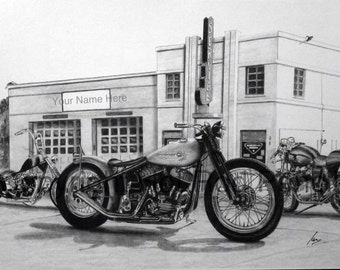 Op de afbeelding: Een zwart-witte tekening van een vintage motorfiets geparkeerd voor een gebouw met een "SERVICE"-bord. Het gebouw heeft een bord met de tekst "Your Name Here".