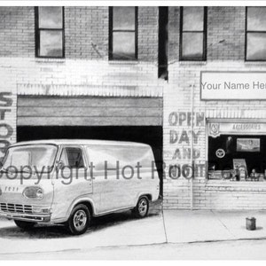 Op de afbeelding: Een zwart-witte tekening van een vintage Ford Econoline-busje geparkeerd voor een bakstenen gebouw met een bord waarop staat "Open Day and Night". Het gebouw heeft een bord met de tekst "Your Name Here" boven het raam. Het busje is lichtgrijs en heeft een Ford-logo op de voorkant.