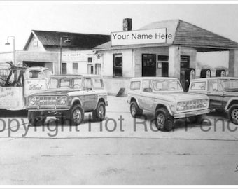 Op de afbeelding: Een zwart-witte potloodtekening van een vintage tankstation met een sleepwagen en drie Ford Bronco SUV's. Het tankstation heeft een bord met de tekst "Your Name Here".