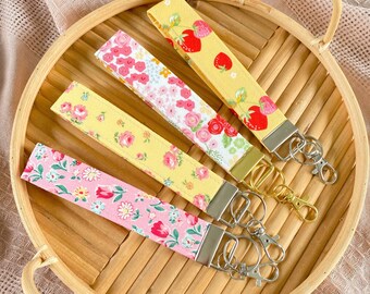 Wristlet Keychain for women, Gold Key Fob Wristlet, Cute Keychain Wristlet Lanyard, Flower Aesthetic keychain, New Car Gift, Floral Keychain