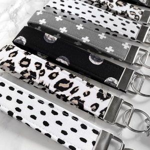 Cordón de pulsera de llavero blanco para mujer, llavero de guepardo, regalo de llavero de lunares para ella, llaveros boho, accesorios lindos para automóviles