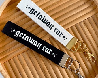 Getaway Car Keychain Wristlet for Women, Cute Sweet Sixteen Car Key Fob Gift, Funny Key Lanyard for Her, Handsfree Wristlet Strap
