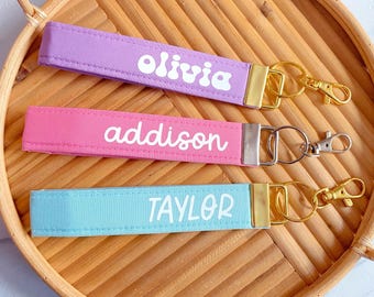 Personalized Keychain Wristlet for Women, Cursive Name Key Fob, Cute Sweet Sixteen Key Wristlet Gift, Retro Key Lanyard for Work