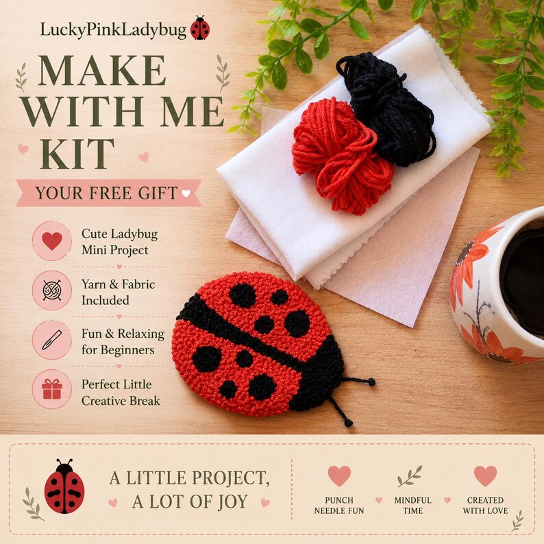 Op de afbeelding: Een knutselpakket genaamd LuckyPinkLadybug Make With Me Kit met een lieveheersbeestje punch needle project, rode en zwarte garenbundels, witte stof en tekst die de inhoud beschrijft, inclusief een miniproject, garen en stof voor beginners.