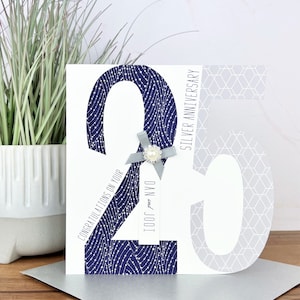 Encantadora tarjeta personalizada de plata hecha a mano del 25 aniversario de bodas
