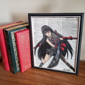 以下が含まれることがあります： 黒髪と赤い目の女性キャラクターが剣を持っている、額装されたアニメのアートプリント。アートワークは、黒いフレームに入ったヴィンテージの辞書ページの背景に設定されています。いくつかのアンティーク本が左側に表示されます。
