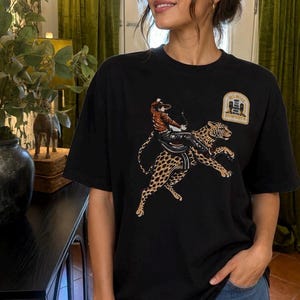 Dames-T-shirt met luipaardprint en cowboyprint. Maat medium.