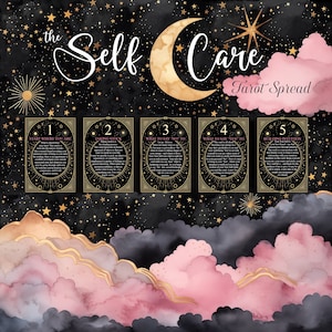 Può includere: Un'illustrazione digitale di una stesa di tarocchi intitolata "The Self Care Tarot Spread". Lo sfondo è nero con stelle dorate, una luna crescente e nuvole rosa e grigie. Vengono visualizzate cinque carte dei tarocchi con testo e bordi dorati.