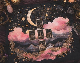 Pode incluir: Um pano de tarot preto com um design celestial com uma lua crescente, estrelas e nuvens rosa. Várias cartas de tarot são dispostas no pano. O design inclui detalhes dourados e uma cordilheira.