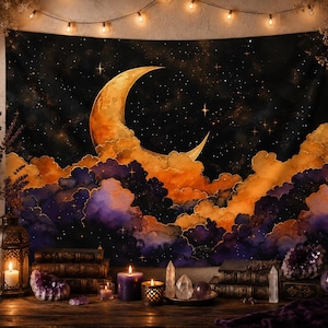 以下が含まれることがあります： 星々が輝く暗い夜空を背景に、大きな黄金の三日月が描かれた長方形の壁掛けタペストリー。月の下にはオレンジ色と深い紫色の雲の層が広がり、天体のような光景を作り出している。