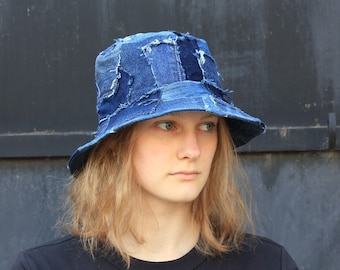 Denim Patchwork Fischerhut 23 "- 59 cm, zerrissener dunkelblauer Jeanshut, Grunge-Hut, Denim-Accessoire im Urban Street Style