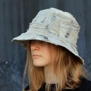 Patchwork-jeans bucket hat 24.5" - 62 cm, Jeans fedorahatt i grungestil, Riven jeanshatt, Hipster street style accessoar