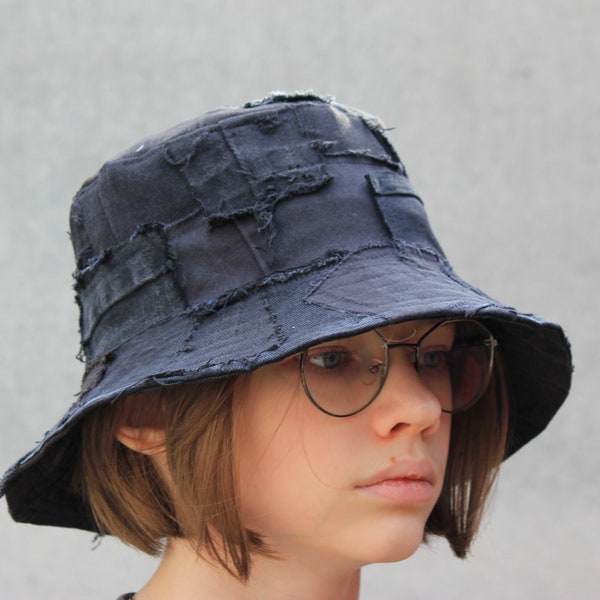 Zerrissene schwarze Hut 24 "- 61 cm, Denim Patchwork Fischerhut, Urban Street Style Hut, Grunge Distressed Jeans Hut