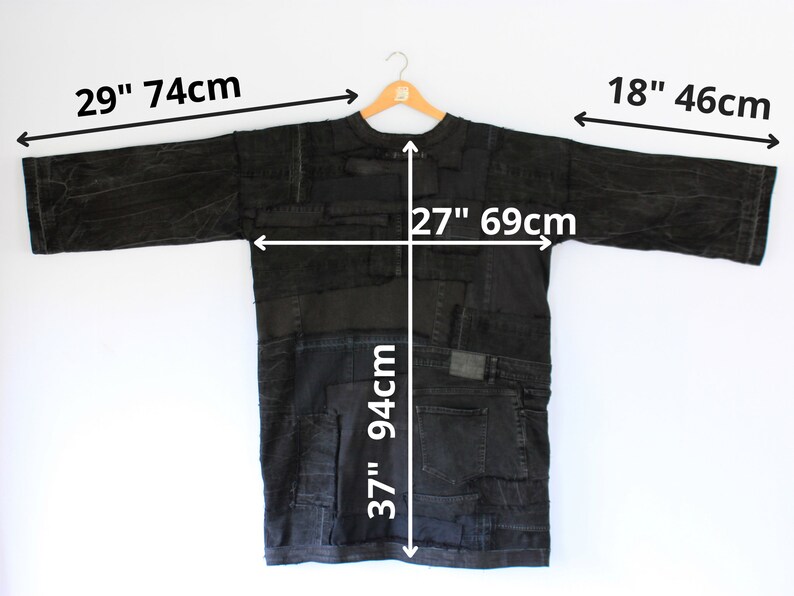 Pode incluir: Casaco preto de patchwork com mangas compridas. O casaco mede 74 cm de largura, 69 cm de comprimento e 46 cm de largura nos ombros.