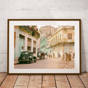 Vintage Havana Street Print: Classic Black Taxi, Cuba Wall Art