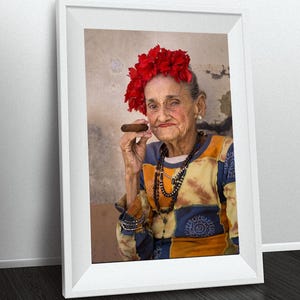 Stampa artistica di una donna cubana con sigaro / Ritratto di donna / Fotografia di Cuba / Stampe artistiche di Cuba / Arte del sigaro / Decorazione di bar e ristoranti / Arte murale verticale