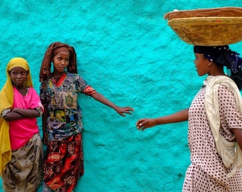 Ethiopian Wall Art, Ethiopia Harar Street Scene. Beautiful Young Ethiopian Girls on blue wall, African Street Photography, Girls Photos
