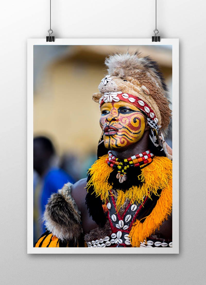 セネガルの部族ダンサーの肖像：アフリカ女性のフェイスペインティング