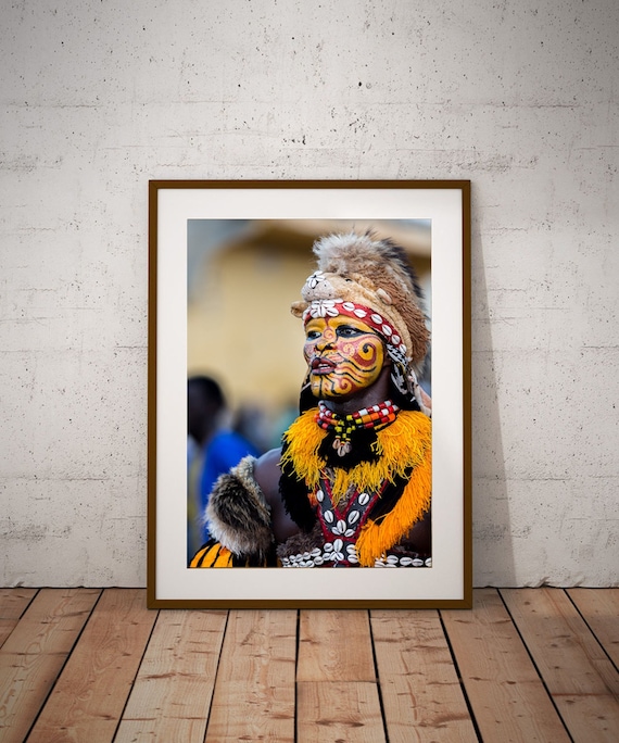 セネガルの部族ダンサーの肖像：アフリカ女性のフェイスペインティング