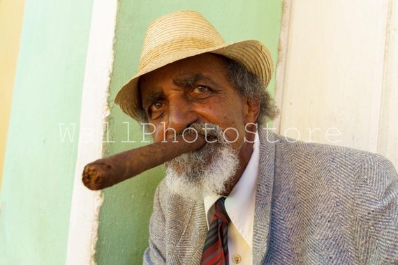Cuba Photography, Uomo con sigaro cubano, Fumatore, Fotografia di viaggio,  Arte del sigaro cubano, Stampa fine art, Cuba Print Art, Cigar Wall Art -   Italia