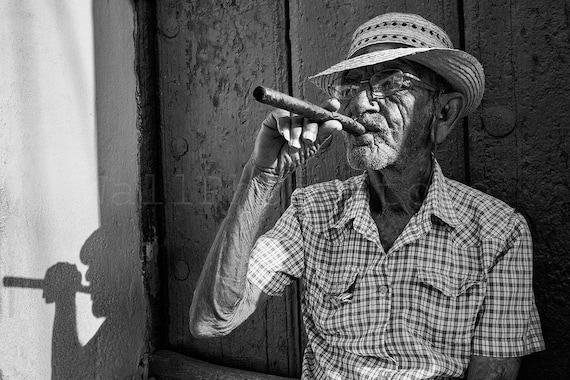 Foto in bianco e nero dell'uomo cubano con sigaro, arte del sigaro cubano,  fotografia cubana, poster d'arte cubana, arte della stampa cubana,  fumatore, decorazione murale del sigaro -  Italia