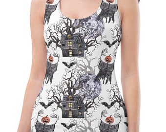 Puede incluir: Vestido ajustado sin mangas con un estampado repetido de Halloween. El diseño incluye una casa embrujada, murciélagos, árboles, una luna llena y una figura sosteniendo una calabaza. El vestido es blanco con detalles en negro, gris y naranja.
